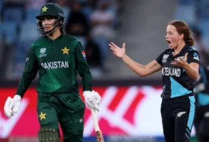 New Zealand Advances to Semis After Pakistan Bowled