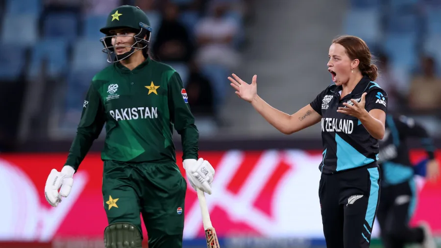 New Zealand Advances to Semis After Pakistan Bowled